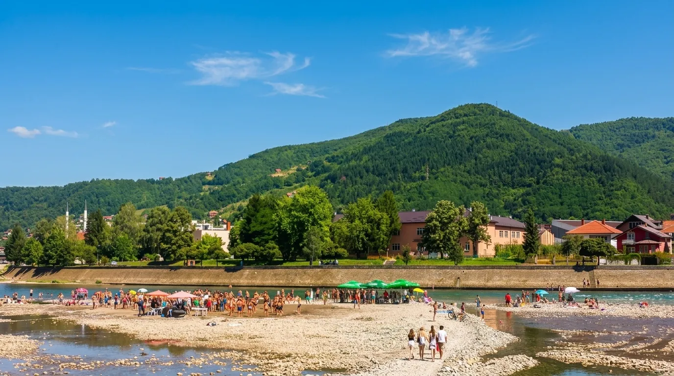 Poletno vzdušje in kopalci na Mestni plaži Zanj v Goraždu
