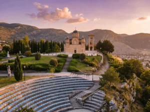 Amfiteatar i manastirski kompleks Hercegovačka Gračanica na brdu Crkvina