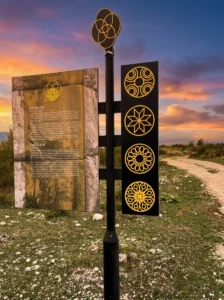 İlirya kenti Daorson arkeolojik alanındaki sembollü bilgilendirme panosu