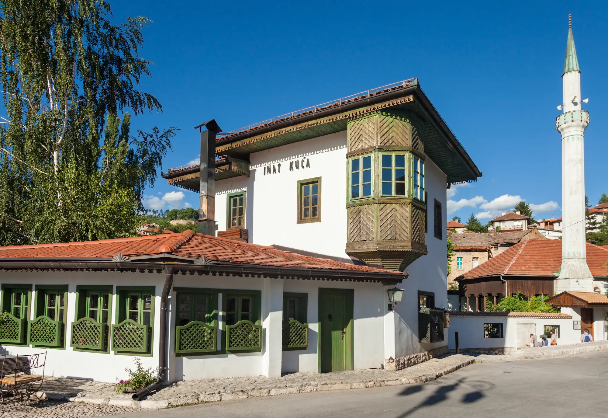 Eksterijer historijske zgrade Inat kuće u Sarajevu, tradicionalna bosanska arhitektura