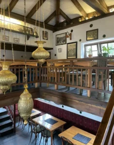 Unutrašnjost Inat kuće u Sarajevu sa drvenim balkonom i tradicionalnim osvjetljenjem