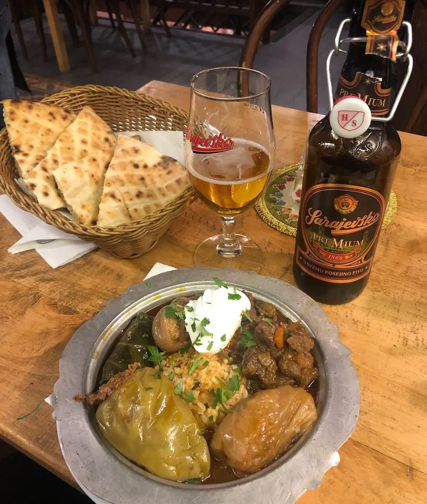 Tradicionalno bosansko jelo sa sombunom i pivom, servirana u restoranu Inat kuća u Sarajevu