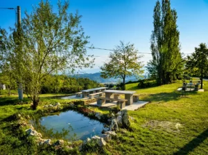 Mala bara i prostor za piknik na izletištu Bijela voda