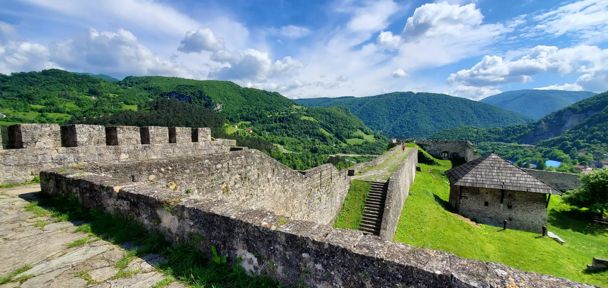 Pogled sa bedema Jajačke tvrđave na zelene planine i dolinu oko Jajca
