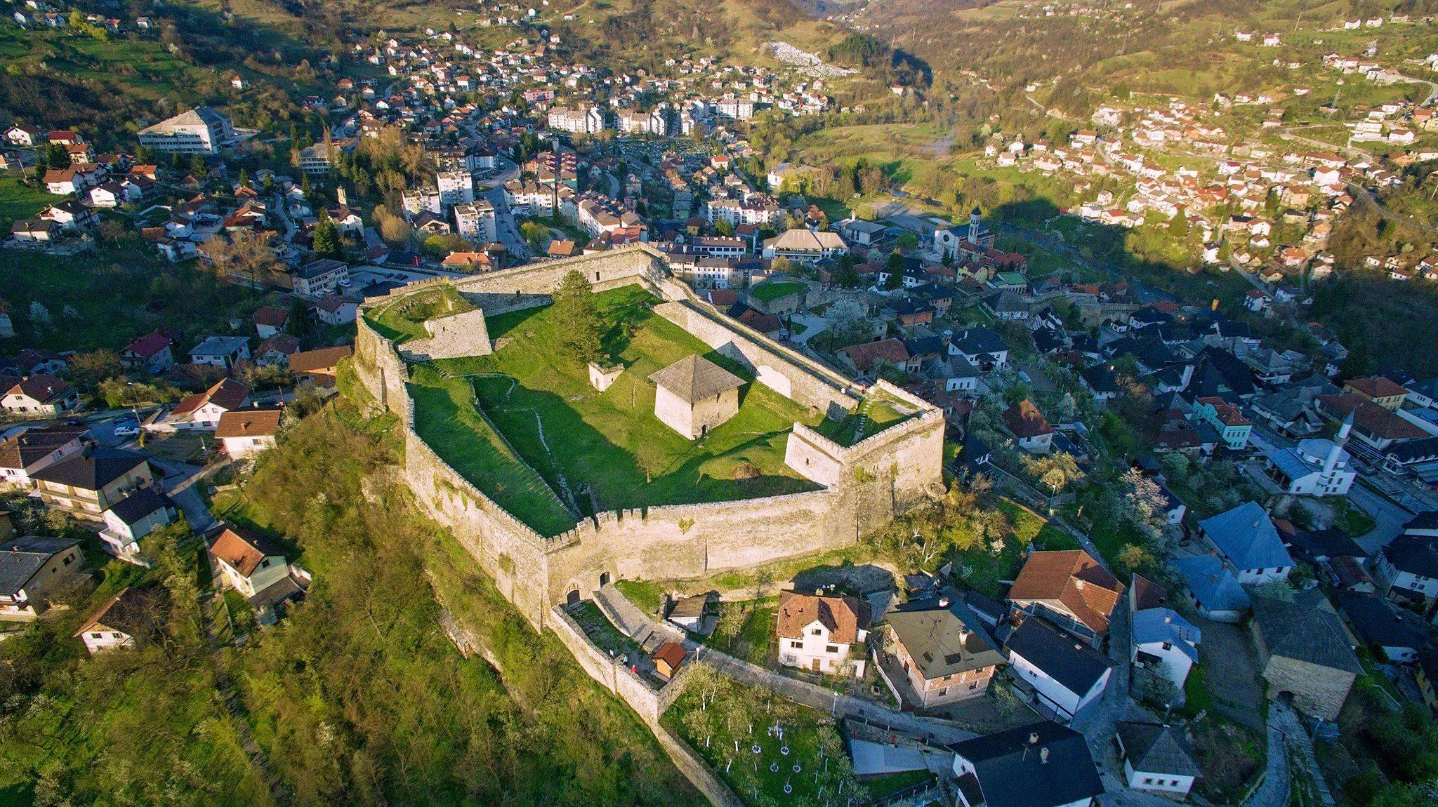 Ptičja perspektiva Jajačke tvrđave sa bedemima i kulama, staro gradsko jezgro Jajca u pozadini
