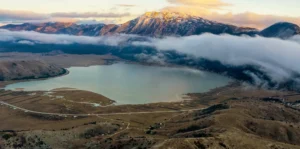 Jezero Blidinje u zalasku sunca, dramatični oblaci nad planinom Čvrsnicom u pozadini