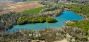 Štapovi za ribolov na obali jezera Smoluća u dramatičnom zalasku sunca, jesensko zelenilo u pozadini