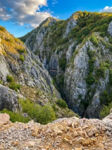 Ričina Nehri kanyonunun içindeki dik kayalık uçurumların ve vahşi doğanın ayrıntılı görünümü