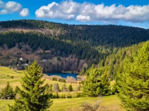 Panoramski pogled na Kukavičko jezero i planinski krajolik