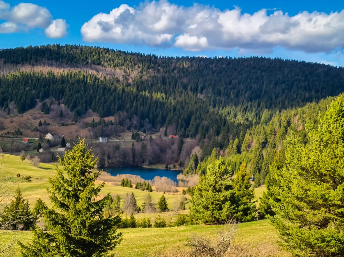 Panoramski pogled na Kukavičko jezero i planinski krajolik