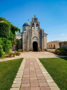 Ulaz u glavnu crkvu manastira Tvrdoš kod Trebinja