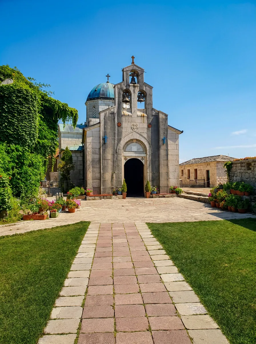 Ulaz u glavnu crkvu manastira Tvrdoš kod Trebinja