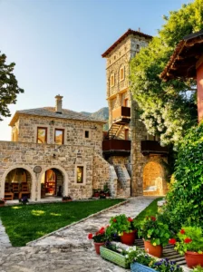 Kameni konaci i uređeno dvorište manastira Tvrdoš