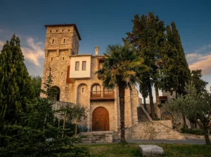 Stara kamena kula manastira Tvrdoš okružena zelenilom