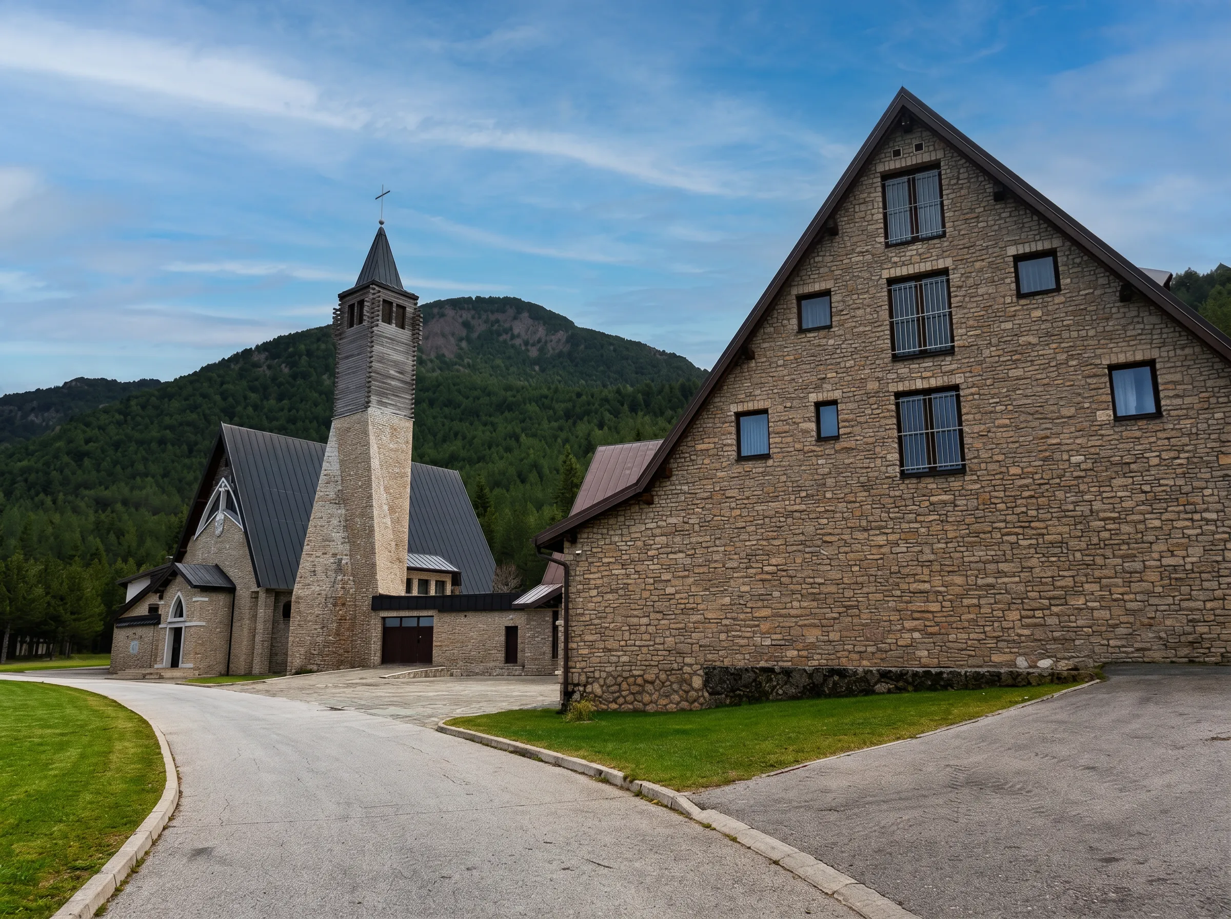 Die asphaltierte Zufahrtsstraße, die zur modernen Steinkirche des Heiligen Elias und dem dazugehörigen Gebäude mit klaren Linien führt, eingebettet in die Berglandschaft von Blidinje