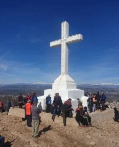 Veliki bijeli križ na vrhu Križevca u Međugorju, hodočasnici oko njega