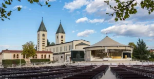 Crkva svetog Jakova u Međugorju sa dva zvonika, vanjski oltar i klupe ispred
