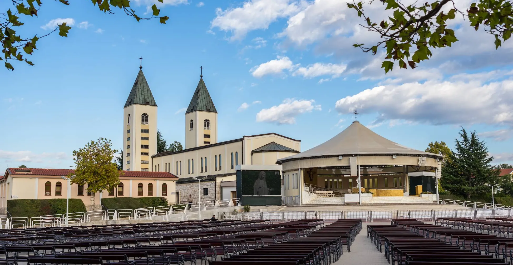 Crkva svetog Jakova u Međugorju sa dva zvonika, vanjski oltar i klupe ispred