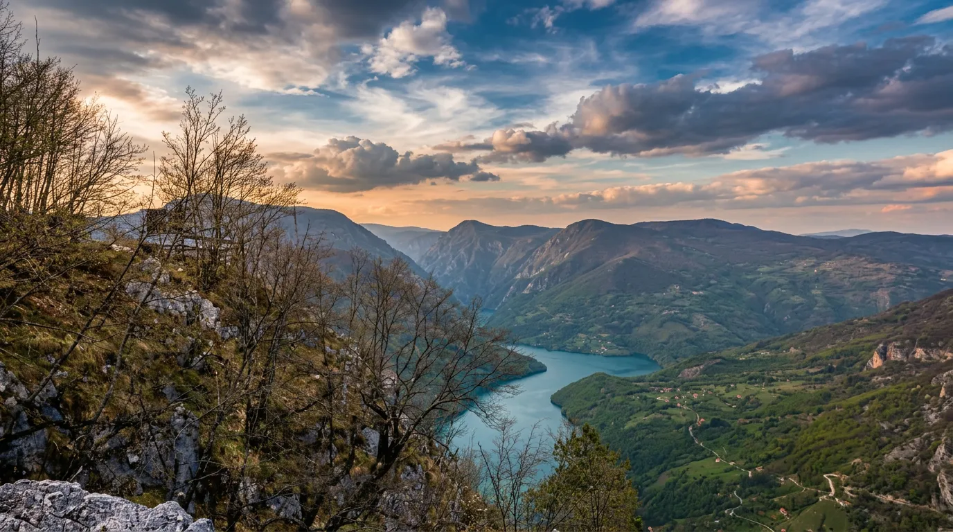 Panoramski pogled na kanjon rijeke Drine u Nacionalnom parku Drina