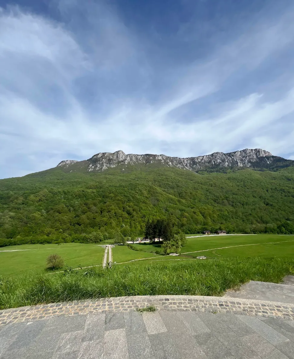 Zelena planinska dolina u Nacionalnom parku Sutjeska, livade i šume u ljetnom periodu
