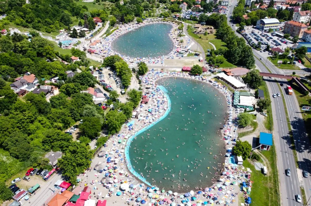 Ptičja perspektiva Panonskih jezera prepuna kupača ljeti, zelena obala i tirkizna voda
