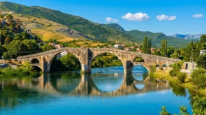 Podroben pogled na loke Arslanagića mosta in prelepo naravo v okolici Trebinja
