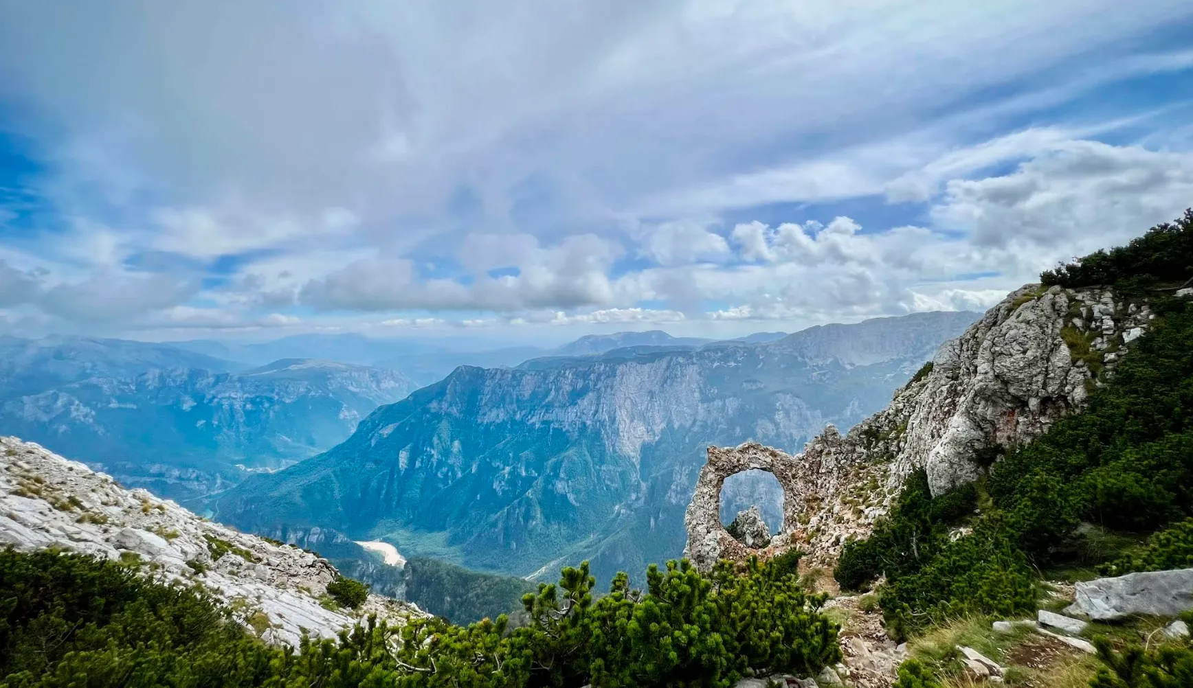 Pogled sa vrha Planine Čvrsnice na duboki kanjon i planinski pejzaž u daljini