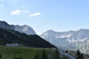 Pogled na visoke vrhove planine Maglić sa zelenim padinama
