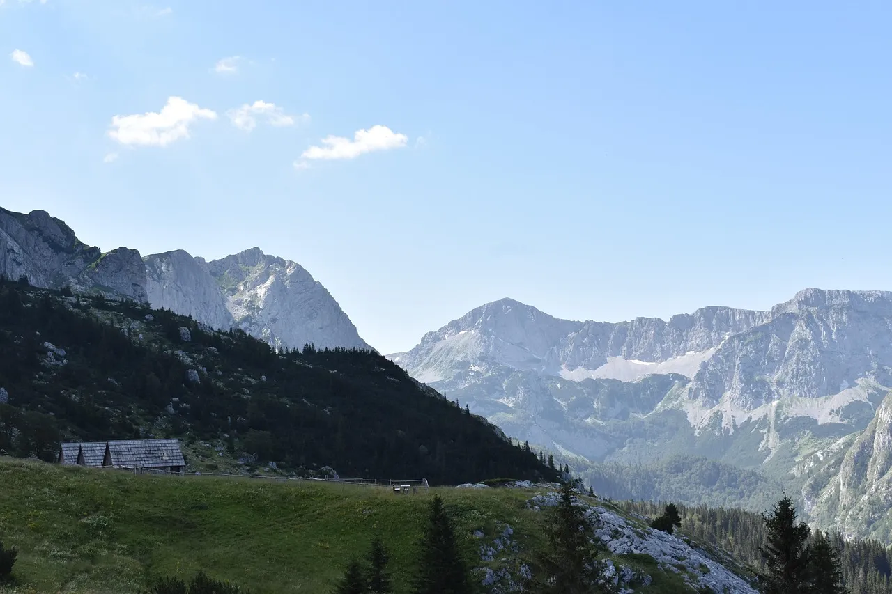 Pogled na visoke vrhove planine Maglić sa zelenim padinama