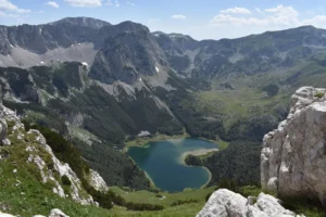 Pogled iz vazduha na Trnovačko jezero u obliku srca okruženo planinom Maglić
