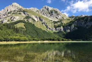 Bistro Trnovačko jezero u podnožju strmih stijena planine Maglić