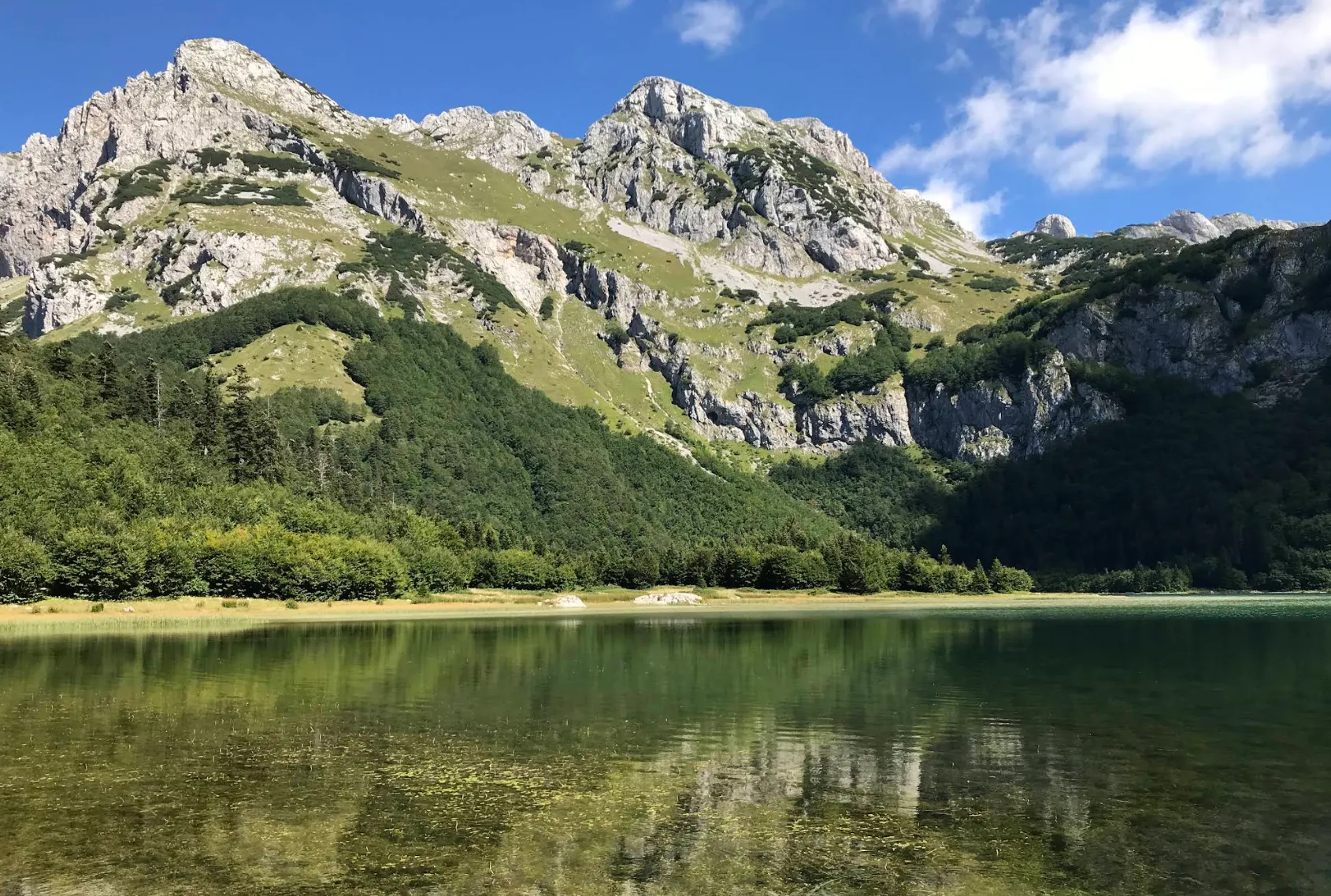 Bistro Trnovačko jezero u podnožju strmih stijena planine Maglić