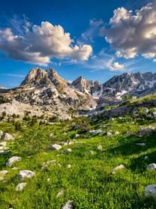 Panoramski prikaz planine Prenj sa bujnim zelenilom i kamenitim vrhovima