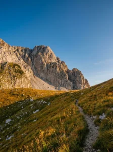 Planinarska staza koja vodi kroz krajolik planine Prenj tokom sunčanog dana