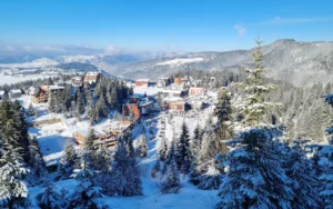 Zimski pogled na ski centar na Planini Vlašić, snijegom prekrivene staze i četinarska šuma