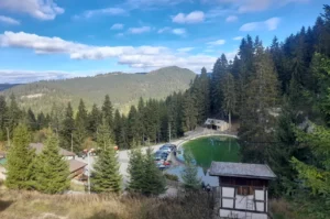 Ljetni pejzaž Planine Vlašić sa planinarskim domom i bazenom, zelene šume i planine u pozadini