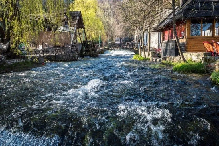 Brzaci reke Plave vode kod starog mlina u centru Travnika