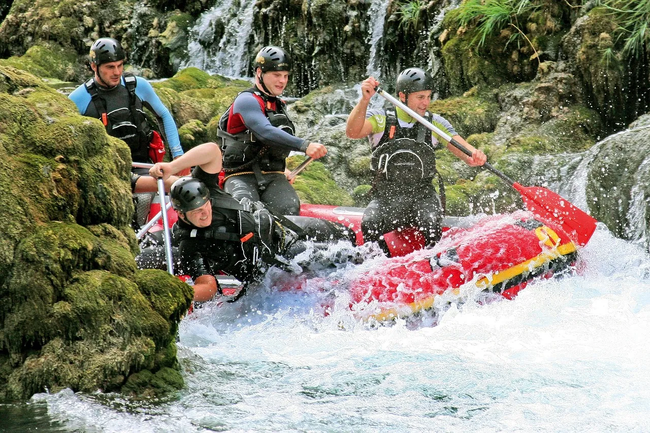 Uzbudljiv rafting tim u čamcu na brzacima rijeke Une