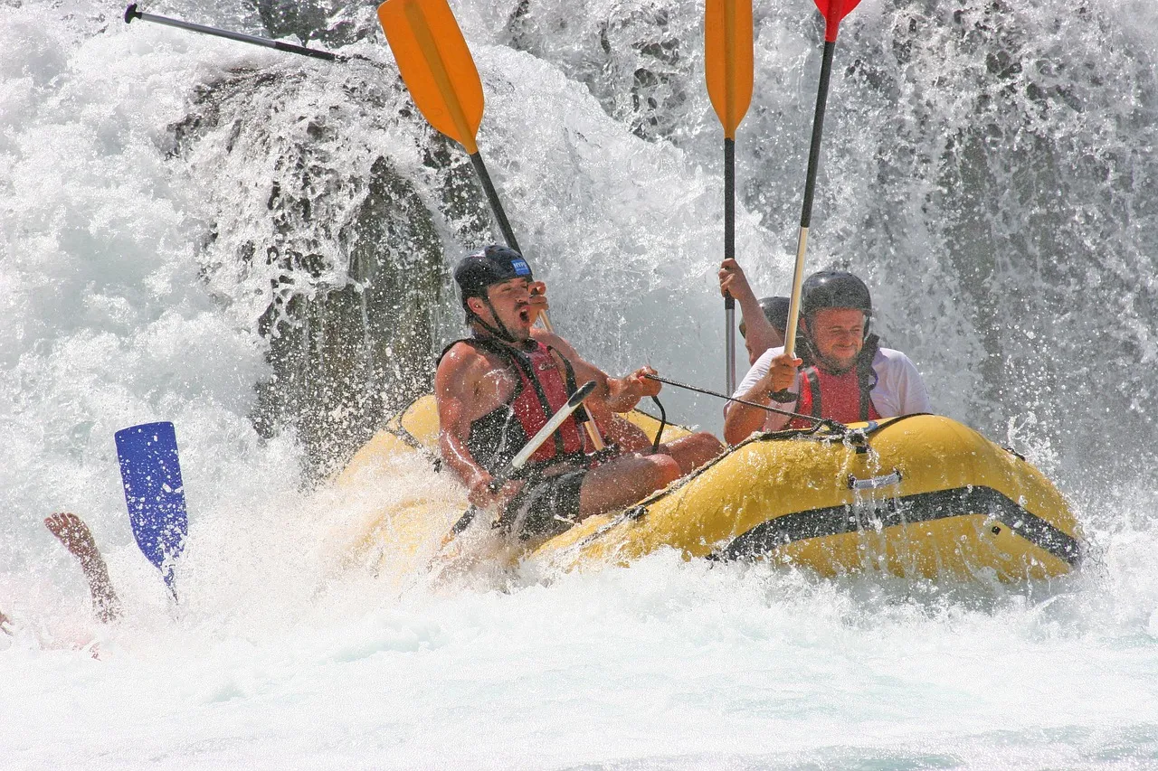Akcija tokom raftinga na divljim vodama rijeke Une