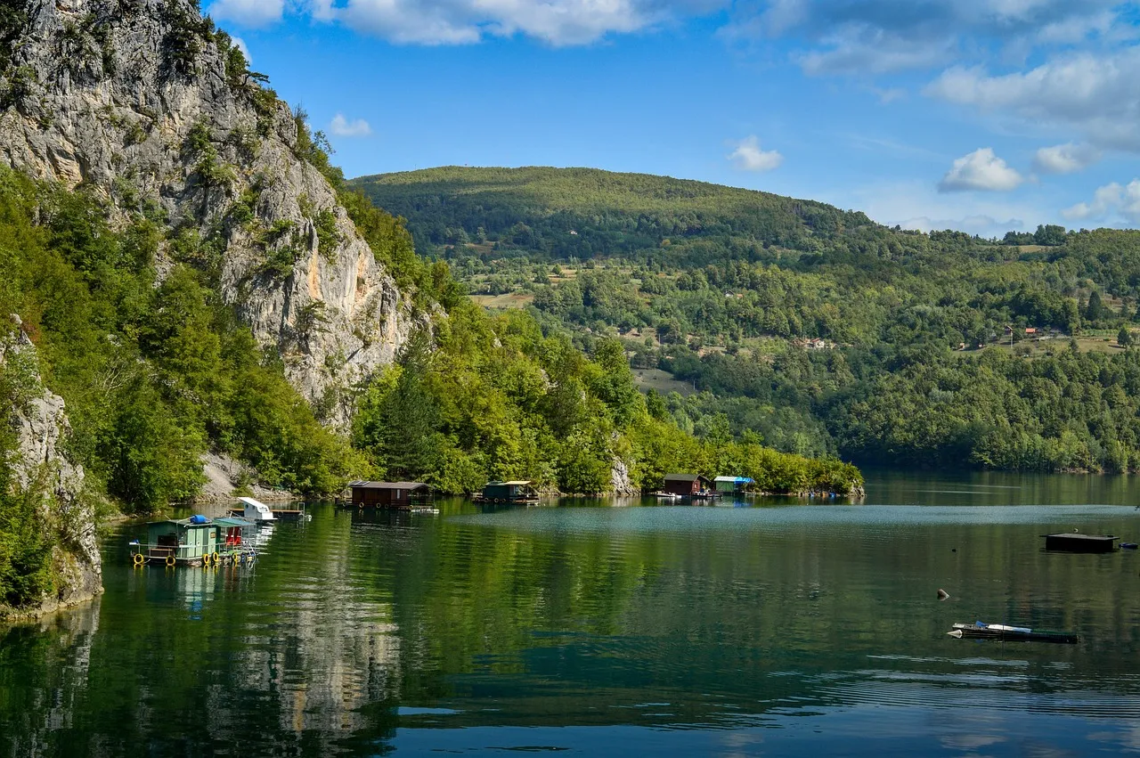 Bistra rijeka Drina pored strmih stjenovitih obala