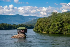 Poznata drvena kućica na stijeni usred rijeke Drine u Bajinoj Bašti