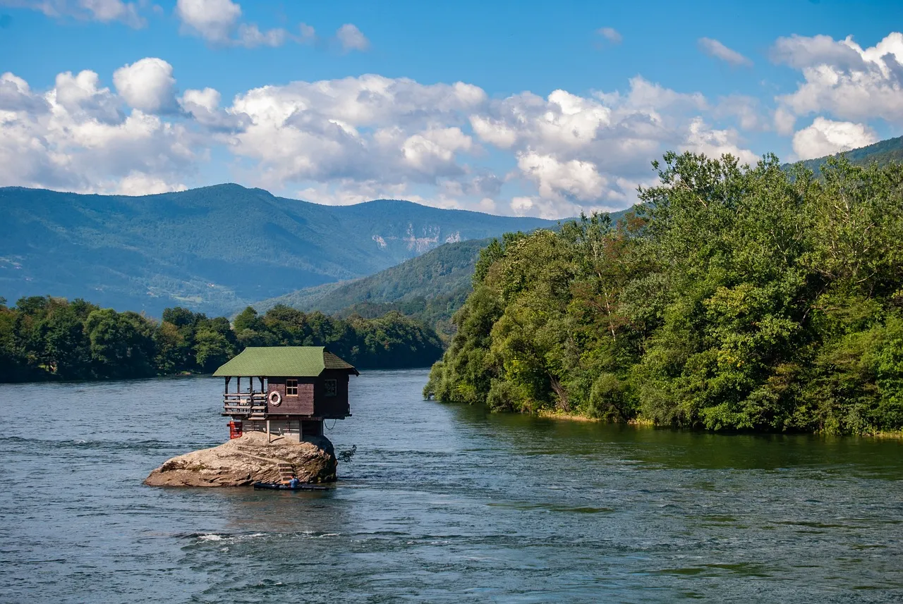 Poznata drvena kućica na stijeni usred rijeke Drine u Bajinoj Bašti