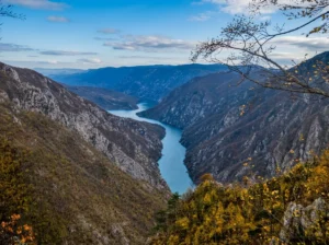 Impresivan pogled na kanjon rijeke Drine iz ptičije perspektive