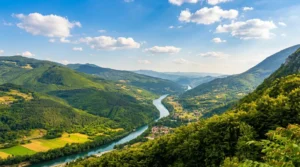 Panoramski prikaz toka rijeke Drine kroz zelene doline i planine