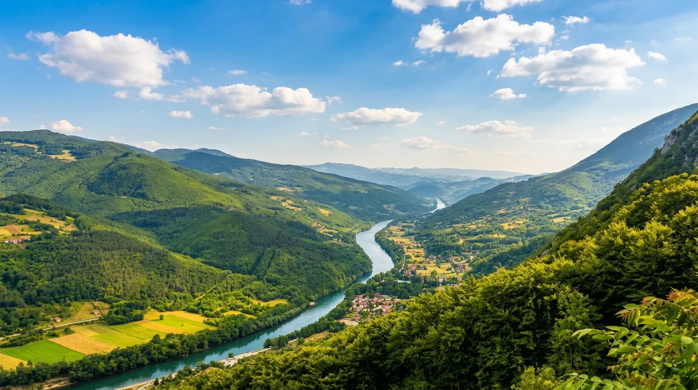 Panoramski prikaz toka rijeke Drine kroz zelene doline i planine