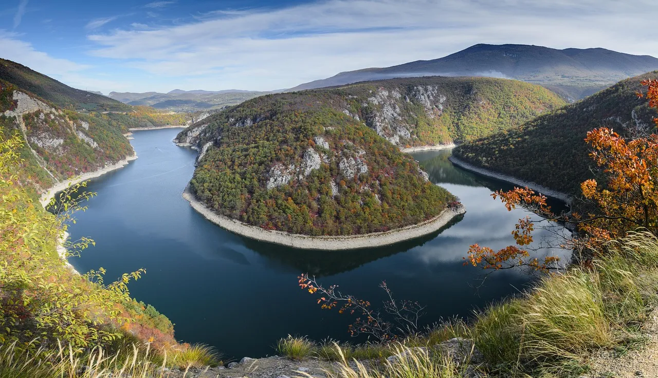 Vrbas Nehri’nin etkileyici mendereslerine panoramik bakış