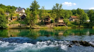 Ahşap yapılar ve gür doğayla çevrili Vrbas Nehri kıyıları