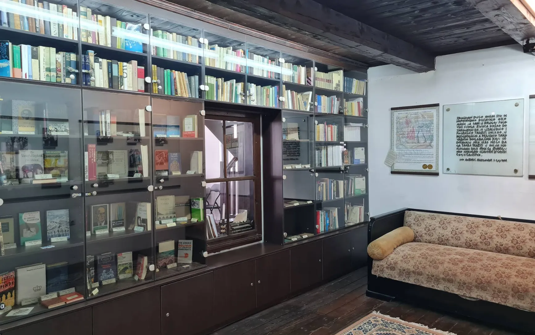 Enterijer biblioteke u rodnoj kući Ive Andrića sa knjigama