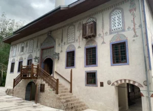 Bočna strana Šarene džamije u Travniku sa tradicionalnom arhitekturom