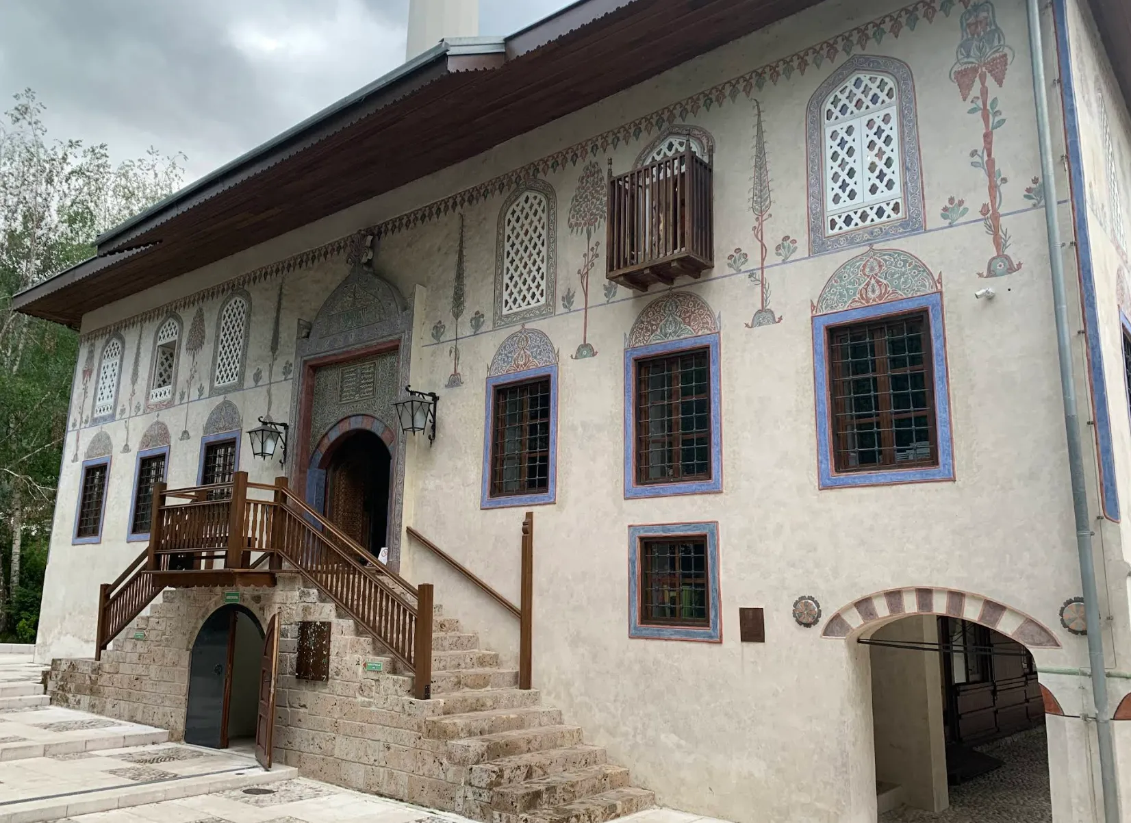 Bočna strana Šarene džamije u Travniku sa tradicionalnom arhitekturom